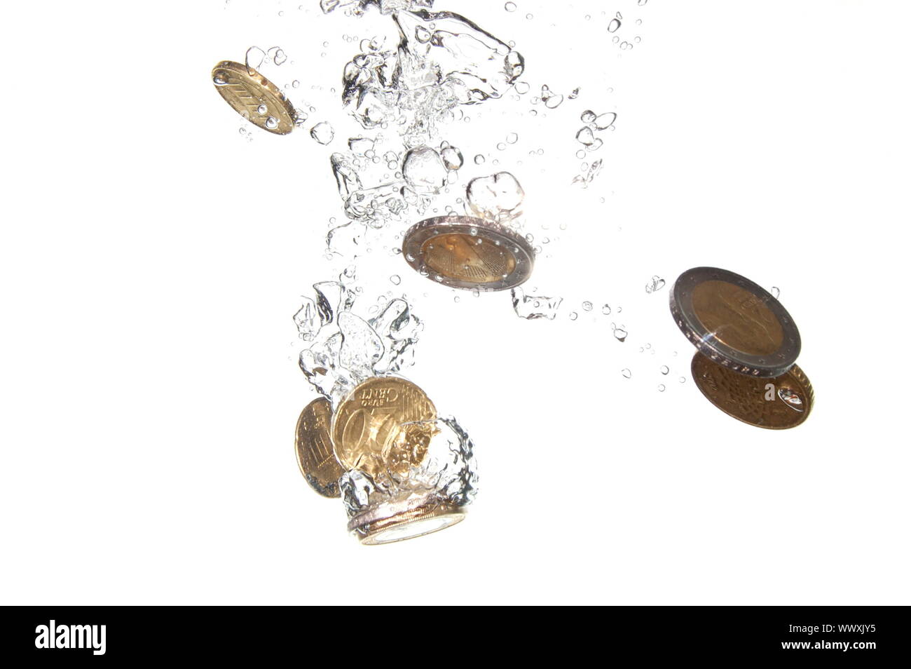 вода и деньги. монеты в воде. монеты водяного. монеты в воде. денежная вода.