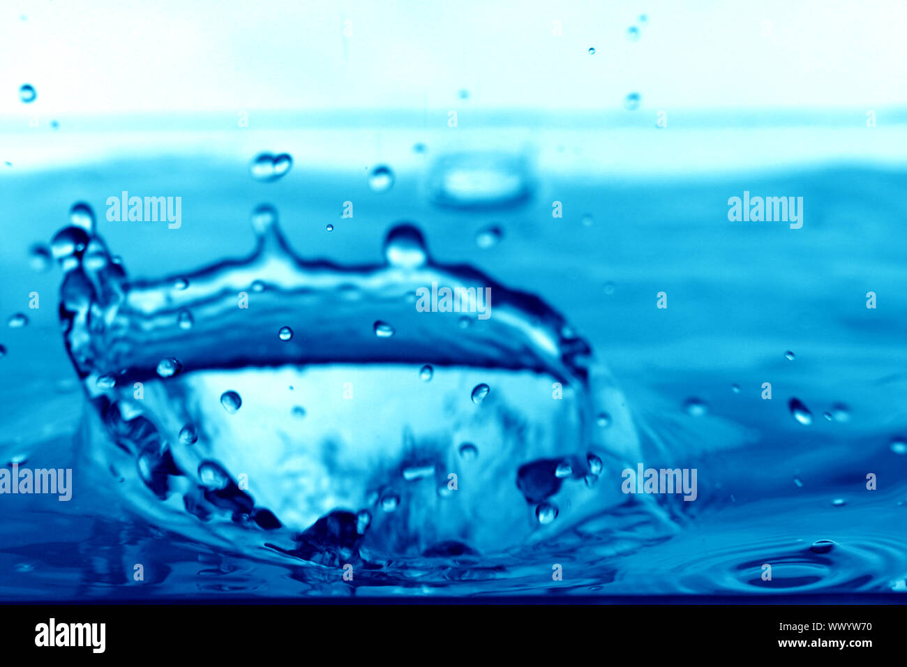 blue water splash macro close up Stock Photo - Alamy