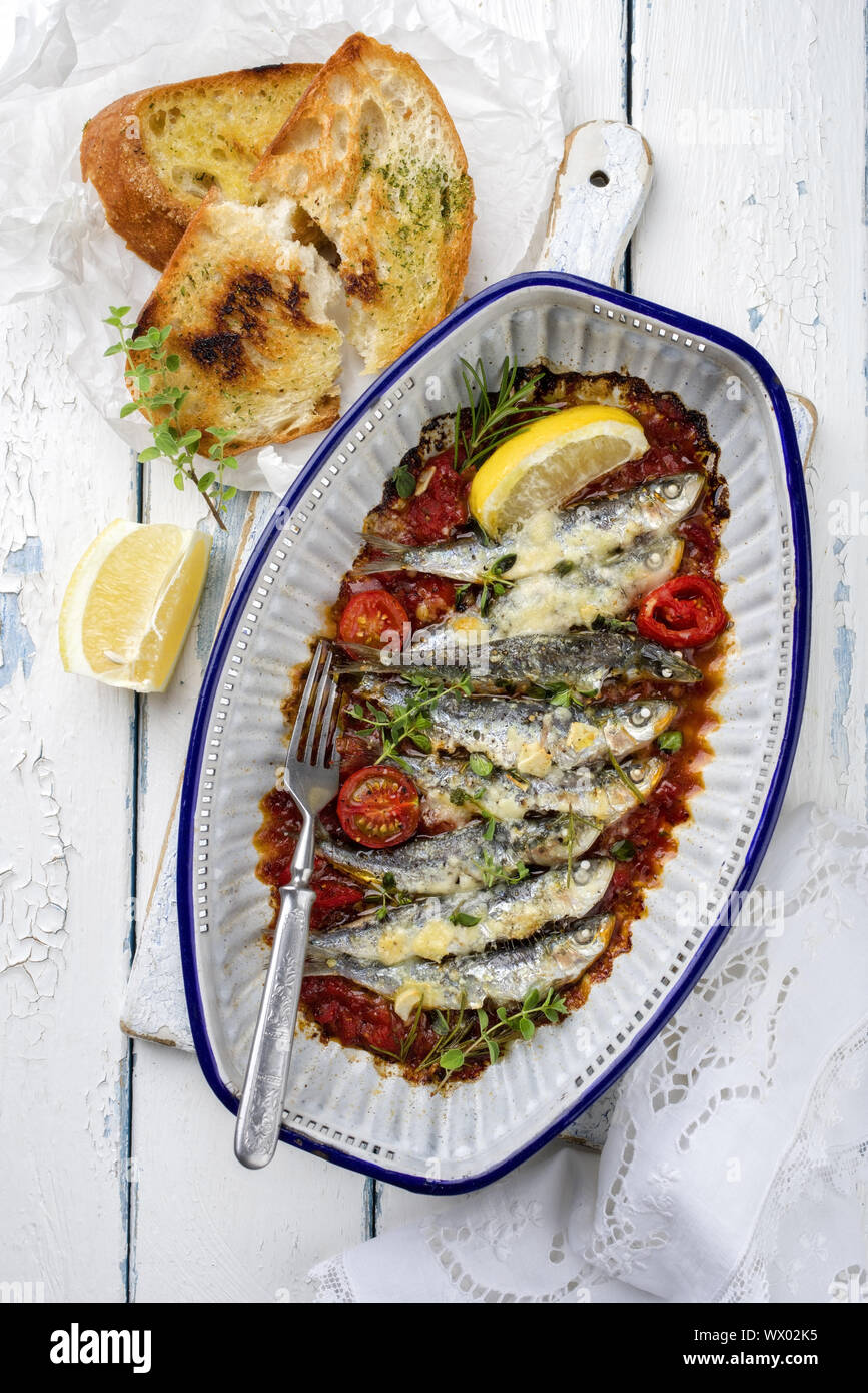 Sardinas en salsa hires stock photography and images Alamy