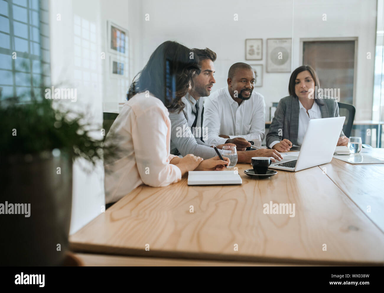 Boardroom people hi-res stock photography and images - Alamy