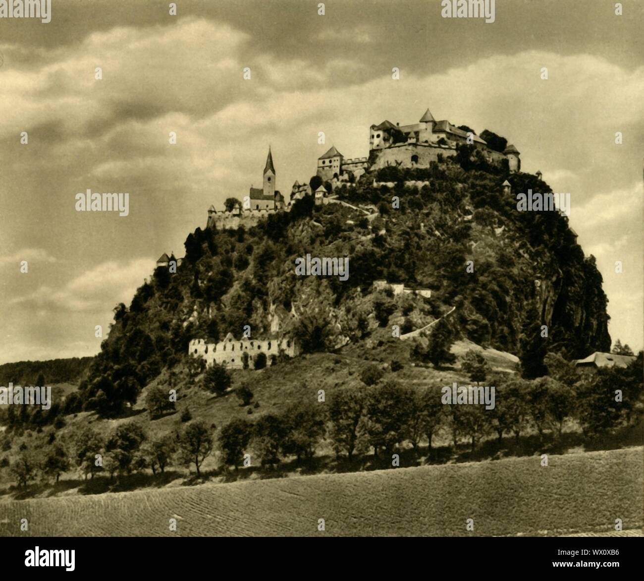 Hochosterwitz Castle, Carinthia, Austria, c1935. Burg Hochosterwitz is a medieval castle built on an outcrop of dolomite rock near Sankt Georgen am L&#xe4;ngsee in the state of Carinthia. From &quot;&#xd6;sterreich - Land Und Volk&quot;, (Austria, Land and People). [R. Lechner (Wilhelm M&#xfc;ller), Vienna, c1935] Stock Photo