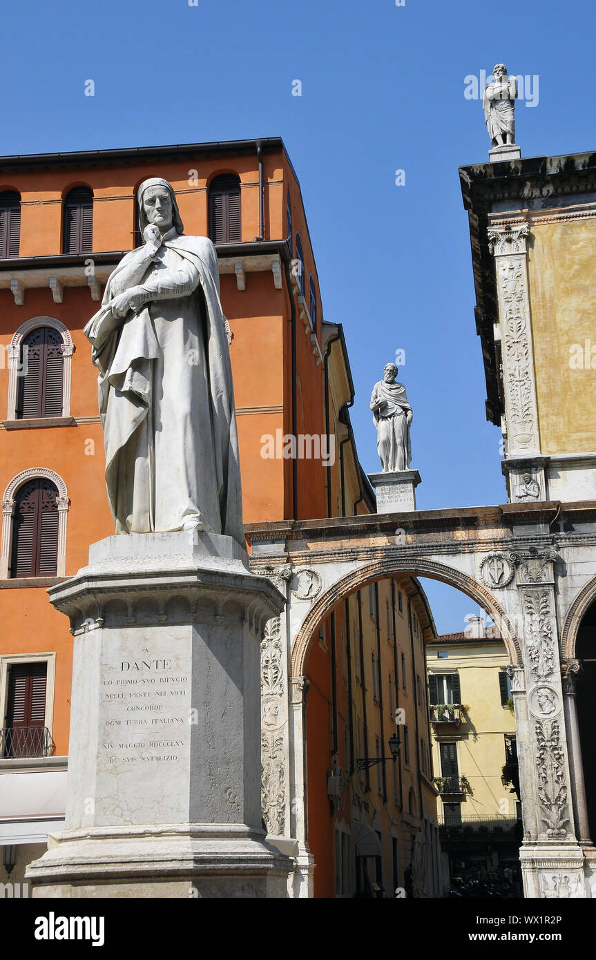 Dante Allighieri statue, Piazza dei Signori, Verona, Italy, Europe