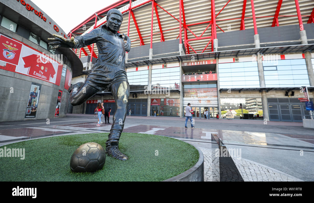 Jogadores do Benfica com nome de Eusébio nas camisolas frente ao