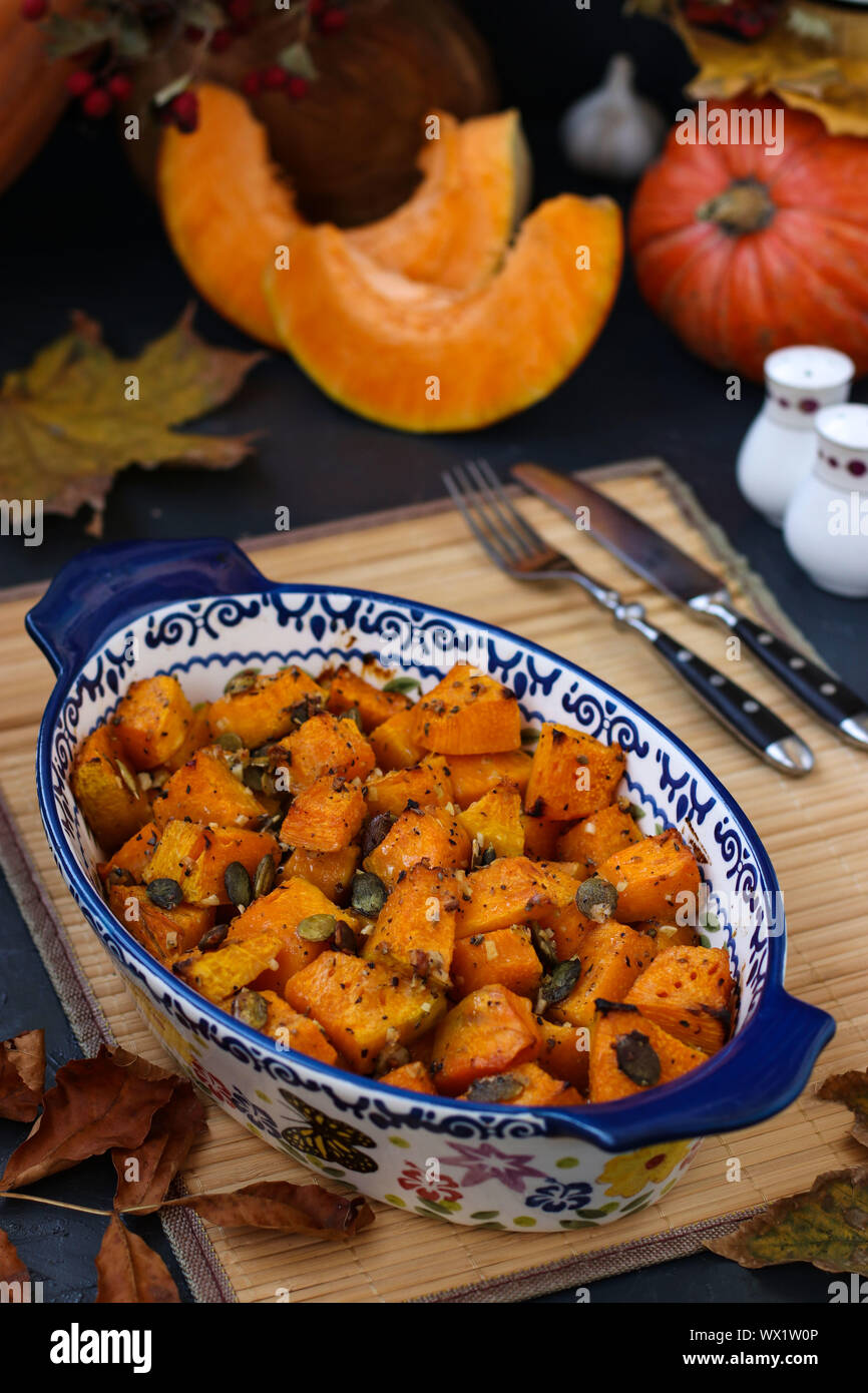 Запеченная тыква в духовке с прованскими травами и оливковым маслом. Тыква с пряностями в духовке. Тыква запеченная в специях. Запеченная тыква с мускатным орехом. Тыква со свининой в рукаве.