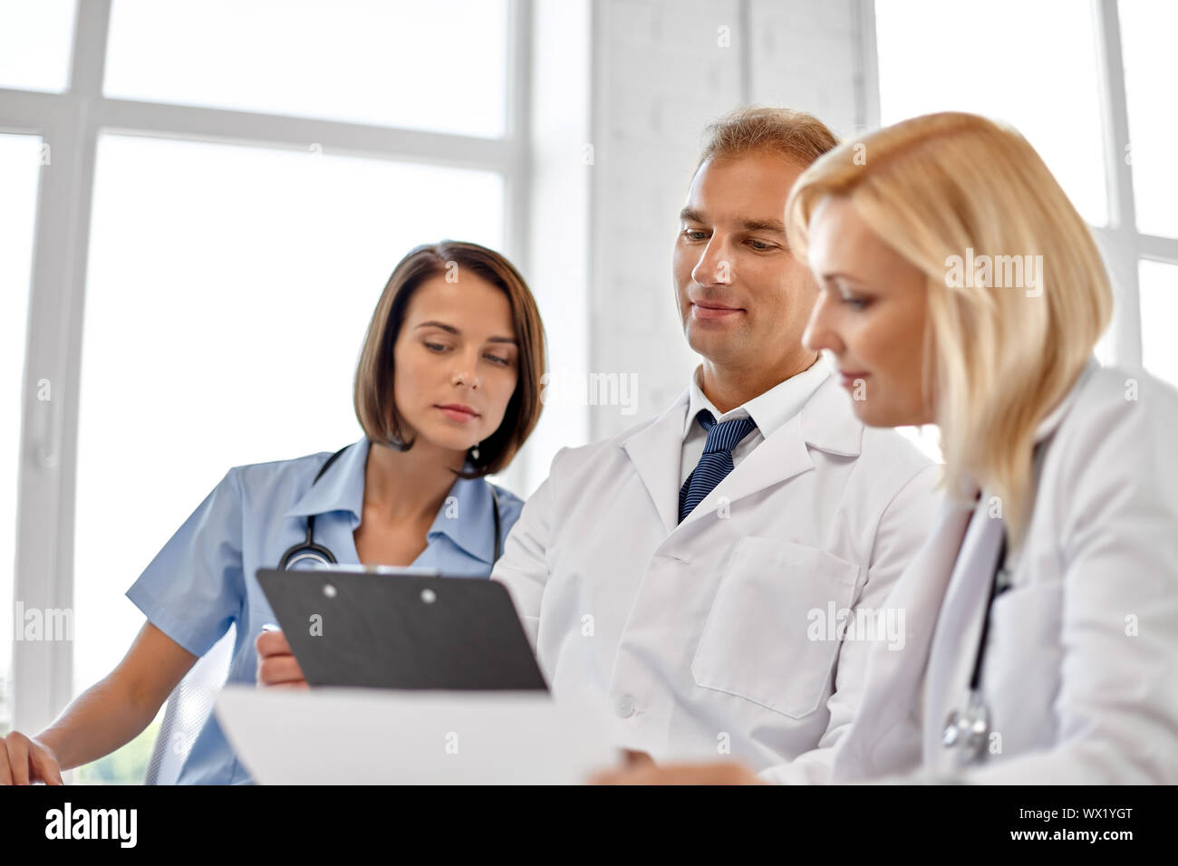 Group female doctors clipboard hi-res stock photography and images - Alamy