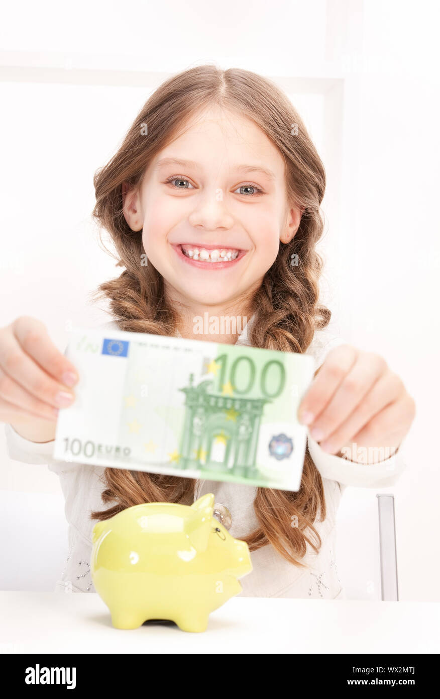 picture of little girl with piggy bank and money Stock Photo - Alamy