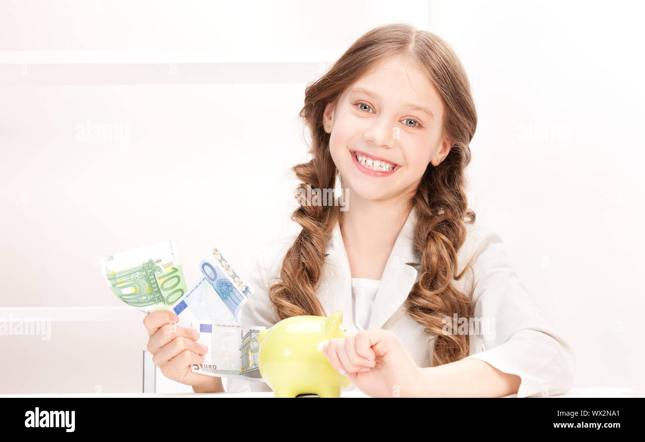 picture of little girl with piggy bank and money Stock Photo - Alamy