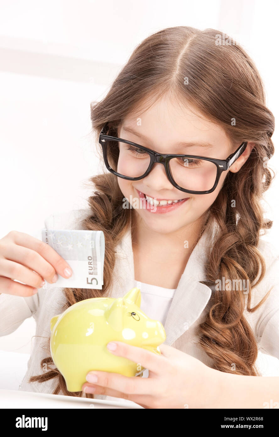 picture of little girl with piggy bank and money Stock Photo - Alamy