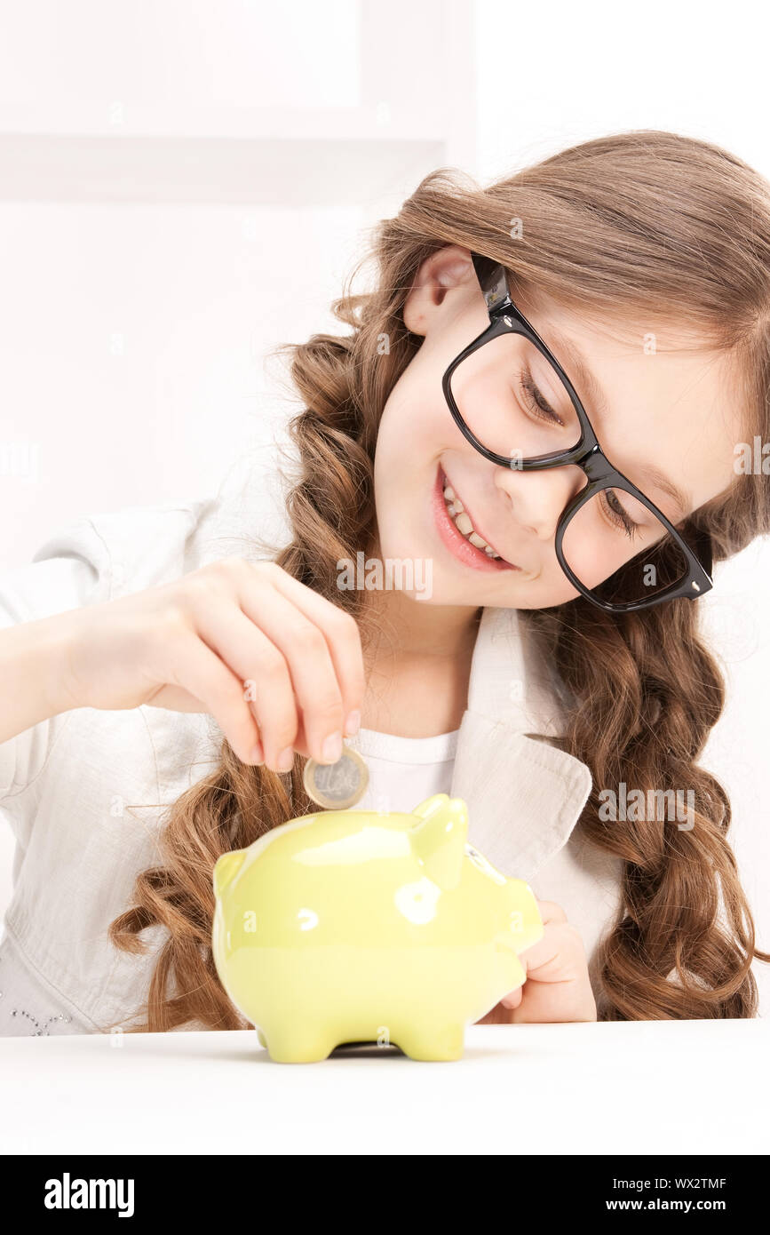 picture of little girl with piggy bank and coin Stock Photo - Alamy