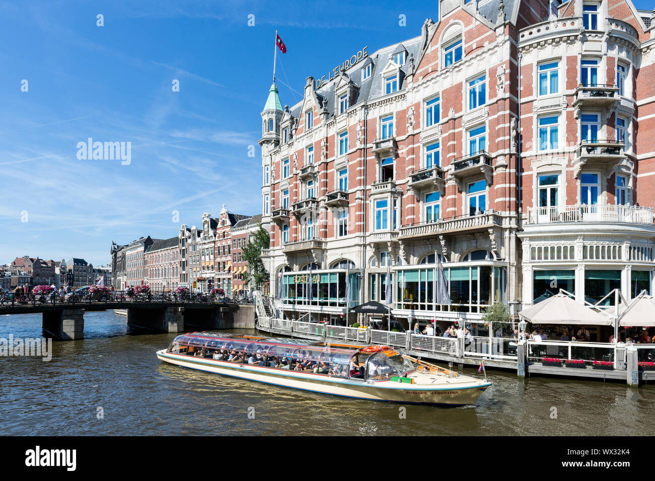 Excursion ship with tourists in Amsterdam canal Stock Photo - Alamy