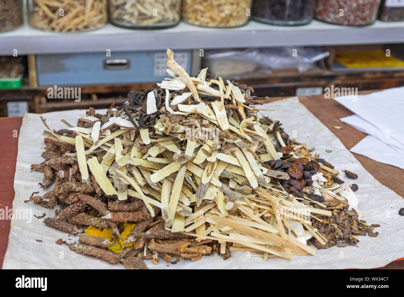 Hong kong chinese medicine herbs hi-res stock photography and images ...