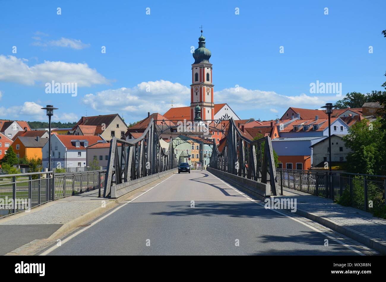 Roding, Oberpfalz, Bayern, Deutschland: Kirche und Brücke in der Altstadt Stock Photo