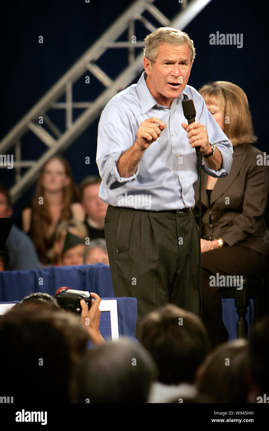 The US President W. Bush campaigning for reelection at the