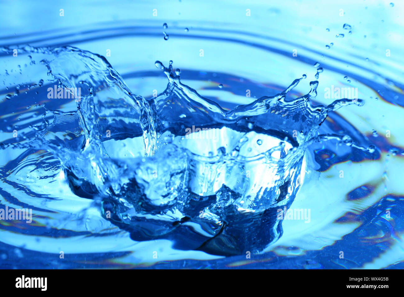 blue water splash macro close up Stock Photo - Alamy