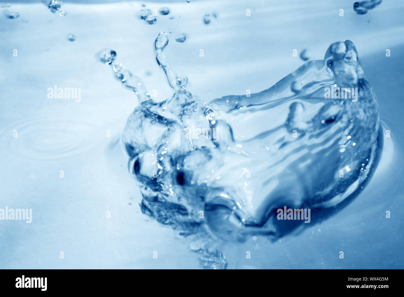 blue water splash macro close up Stock Photo - Alamy