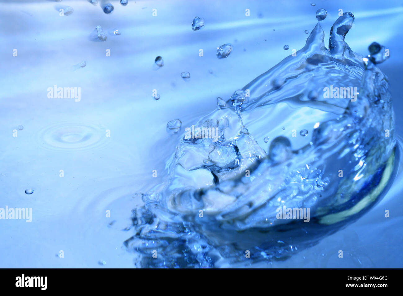 blue water splash macro close up Stock Photo - Alamy