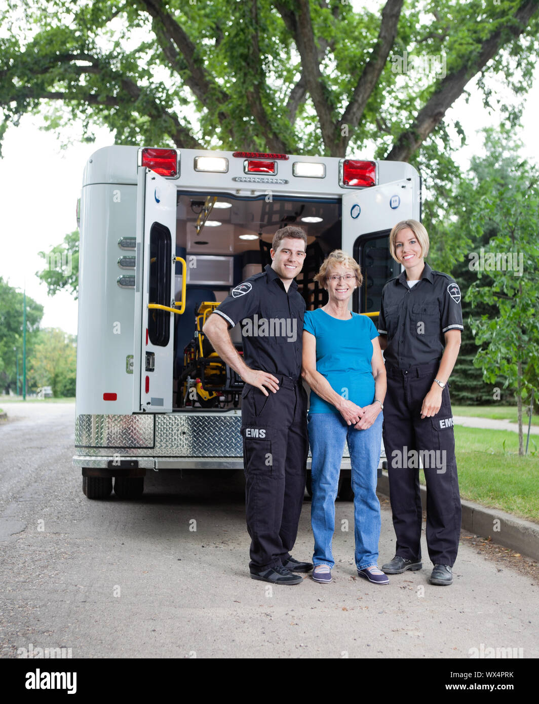 Women Ambulance Crew High Resolution Stock Photography and Images - Alamy