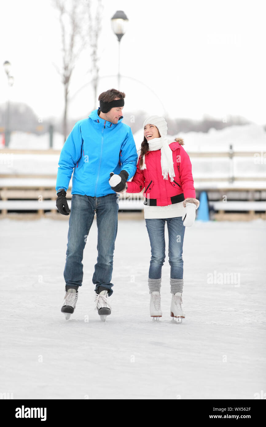 Девушка каталась с бывшим. Веселая девушка. Парень на коньках. Девушка на коньках. Подросток катает девочку на спине.