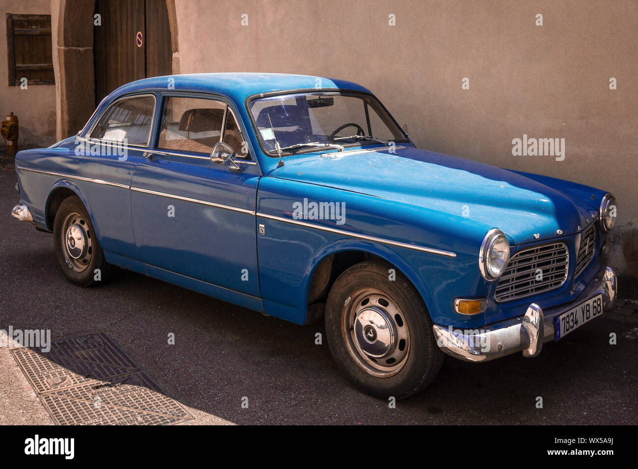 Old Car Oldtimer Volvo standing in front of house Stock Photo - Alamy