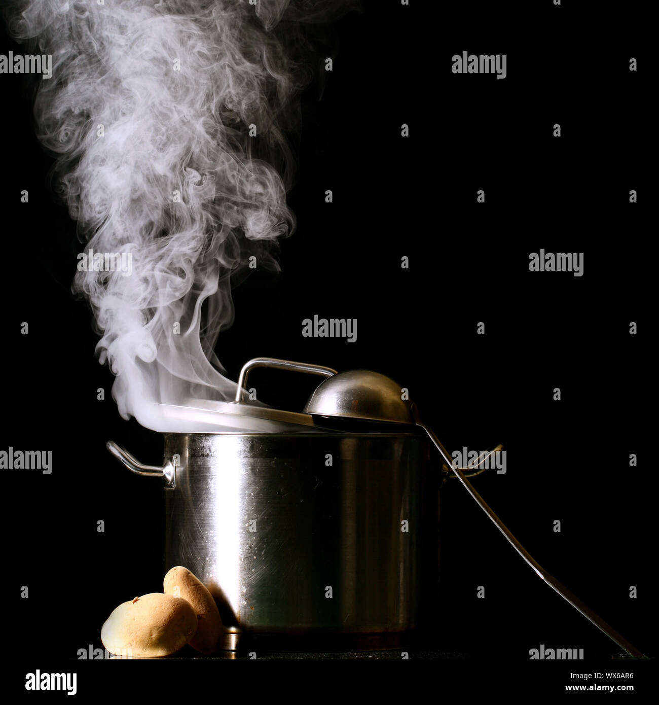 Горячий пар из под. Горячий пар из под. Раскаленный пар. Пар из сковородки. Пар от горячего.