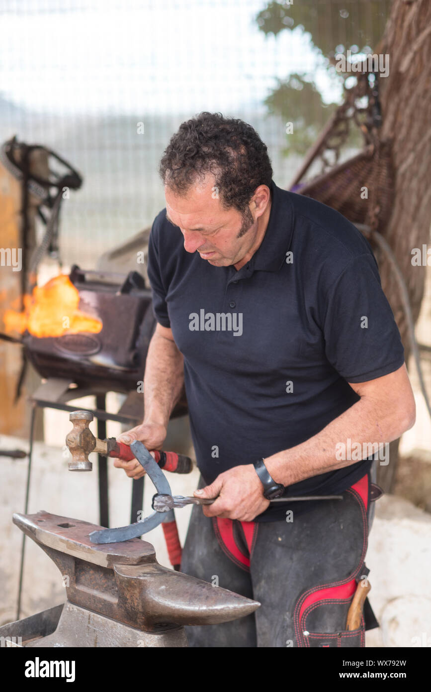 Blacksmith working on the anvil, making a horseshoe Stock Photo Alamy