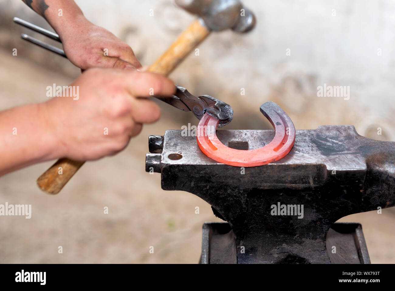 Blacksmith working on the anvil, making a horseshoe Stock Photo Alamy