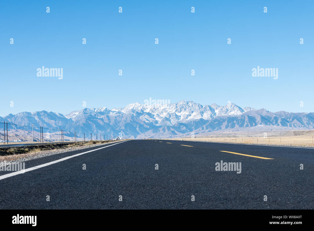Empty road snow mountains hi-res stock photography and images - Alamy