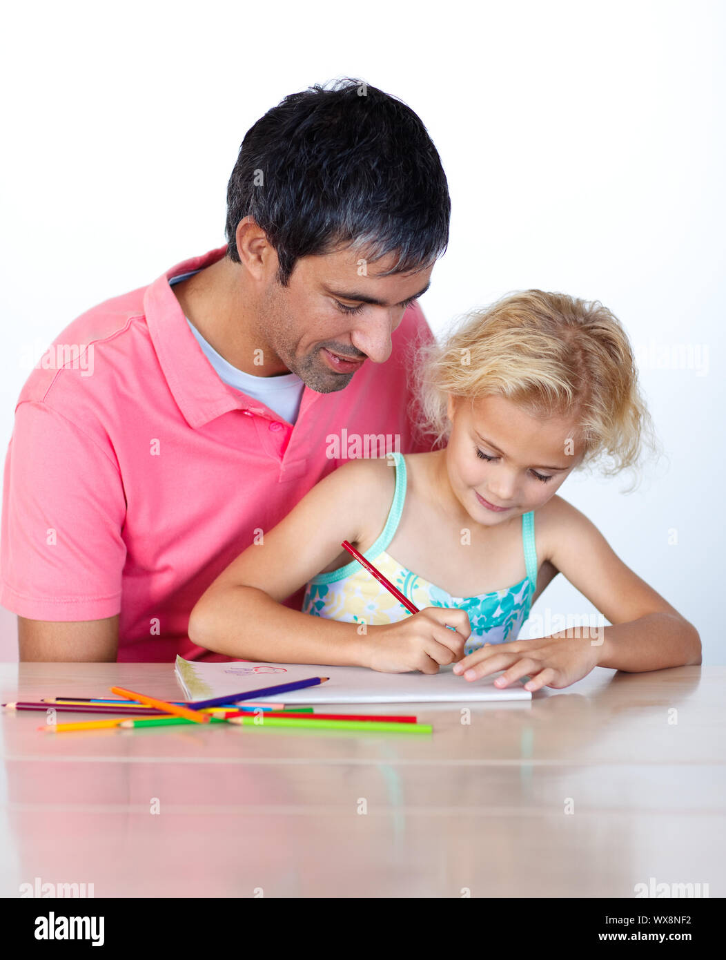 Читать рассказы отец и дочь. Папа делает с дочкой домашнее задание. Мама папа и дочка делают домашнее задание. Папа и дочка вместе рисуют. Папа присматривает дочь мама по делам.