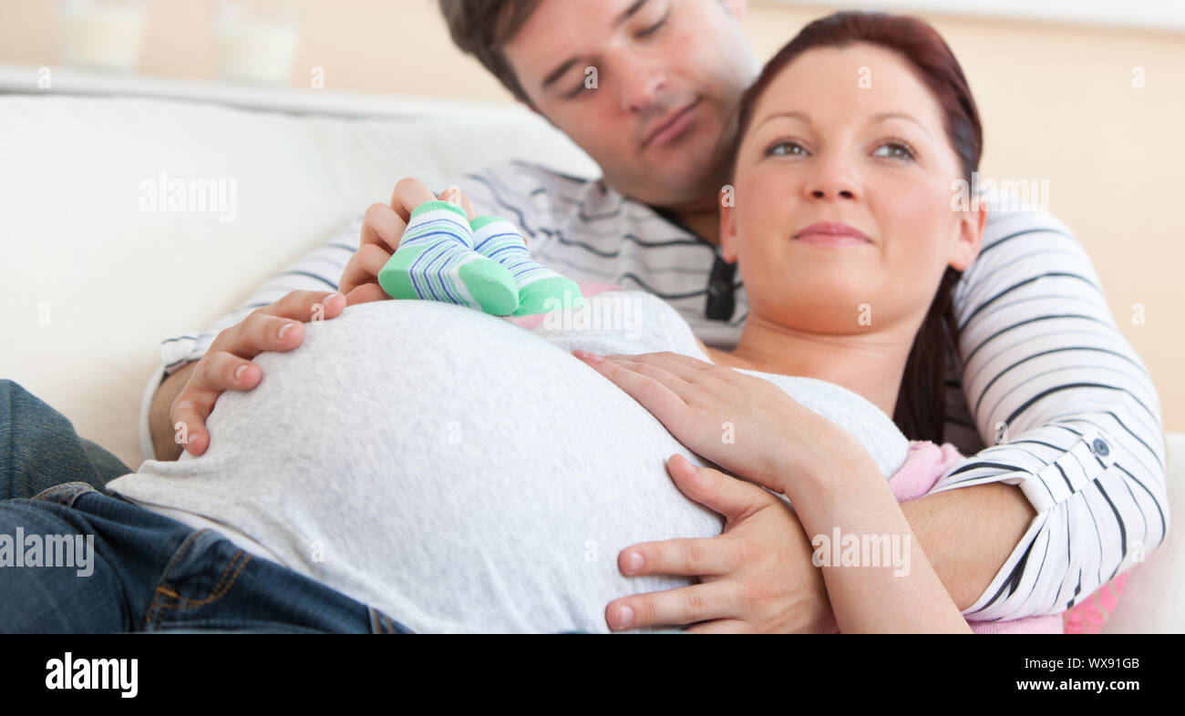 Жена беременна вторым. Роды дома на диване с парнем. Беременные фото на диване с мужем. Беременные жены изменяют.