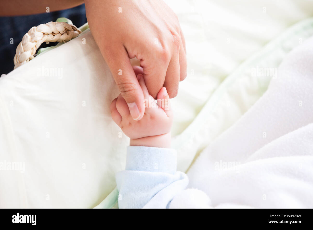 нежные руки мамы. мамины руки. автор стихотворения мамины руки. мамины руки. презентация емельянова мамины руки.