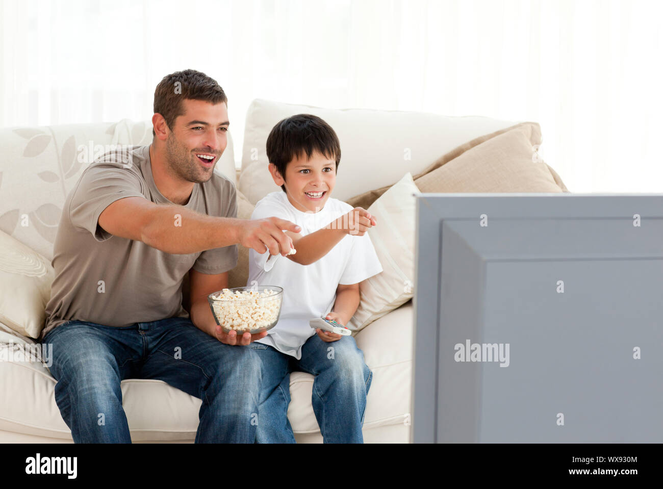 Папа попробуйте с мамой по новой. Папа телевизор. Дети и папа у телевизора. Отец перед телевизором. Отец с сыном у телевизора.