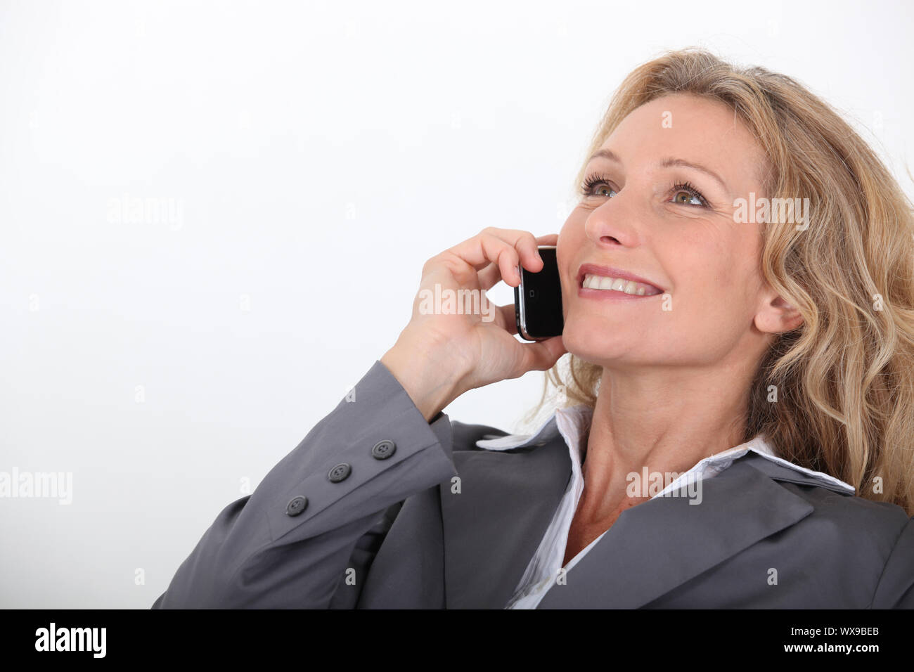 Жена ищет телефон. Женщина говорит по телефону на белом фоне. Женщина говорит по телефону фото. Картинка седой мужчина разговаривает по телефону с женщиной.