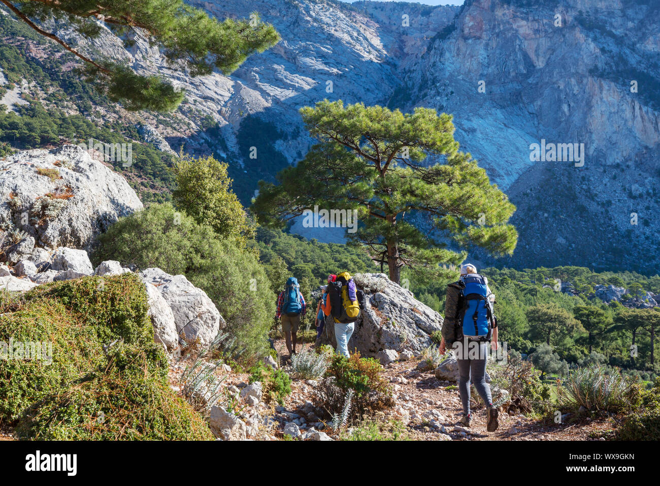Group of friends on hike hi-res stock photography and images - Alamy