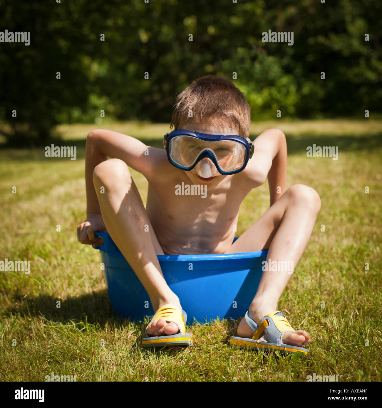 мужик сидит в тазике