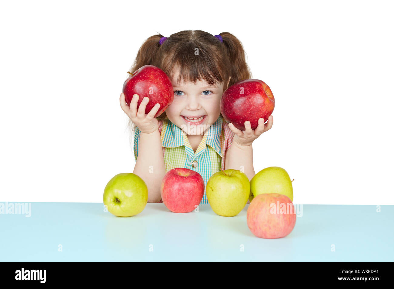 Мама ест яблоко. Девочка с яблоками. Девочка ест яблоко. Фотосессия с яблоками детская. Малыши с яблоками в детском саду.