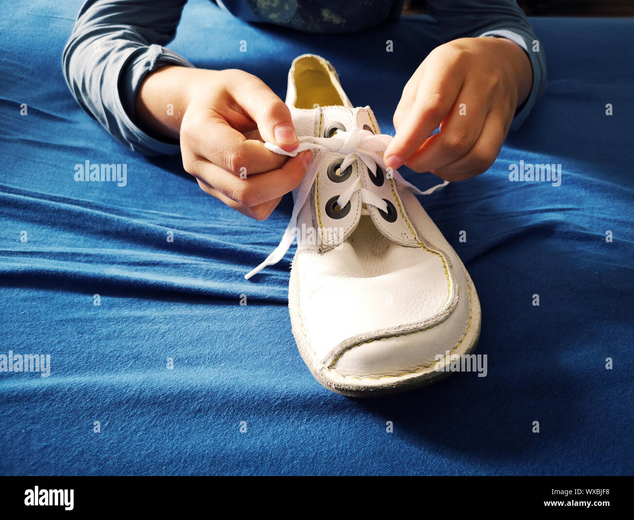 learning to tie shoelaces
