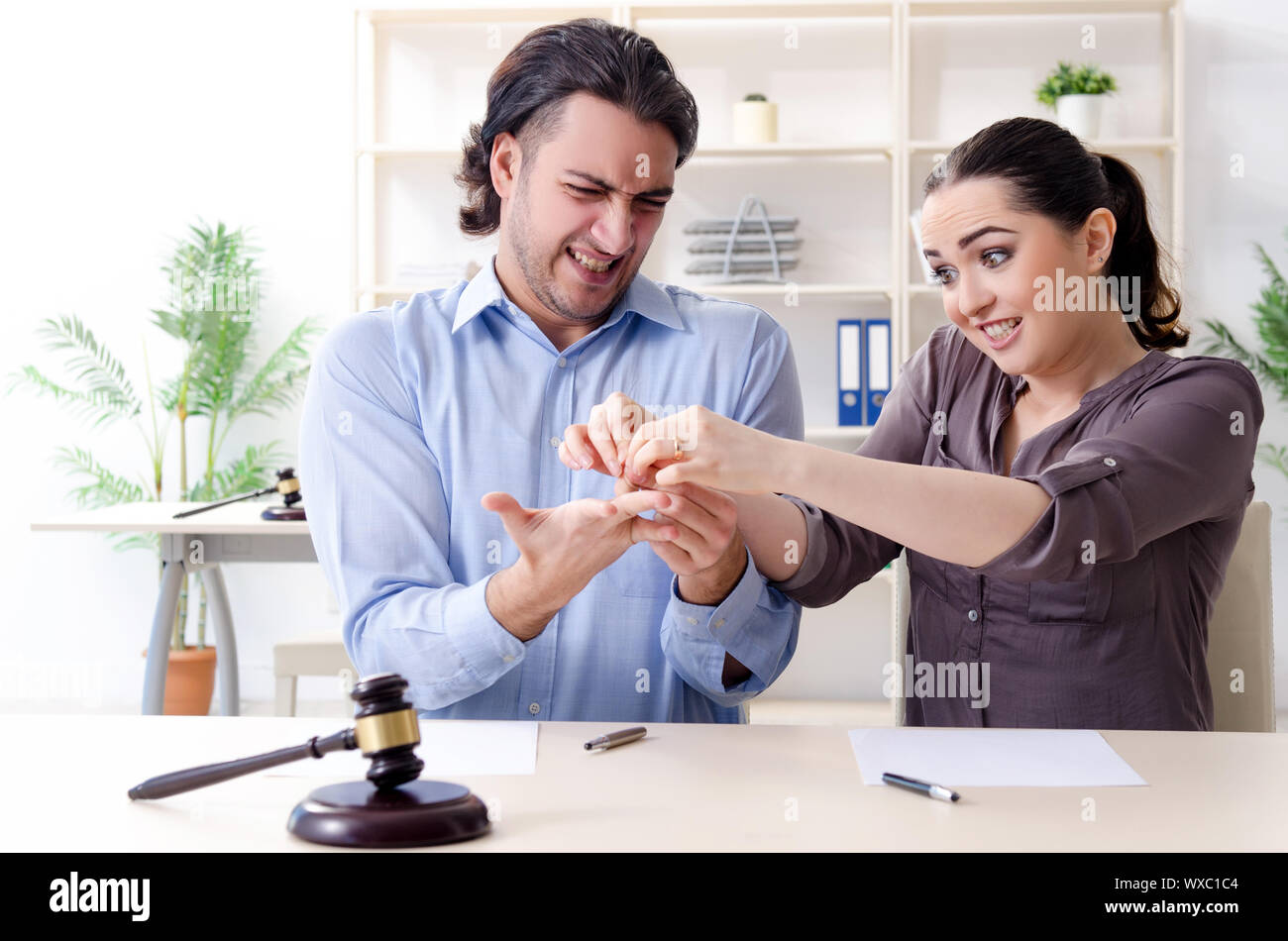 Divorce couple funny hi-res stock photography and images - Alamy