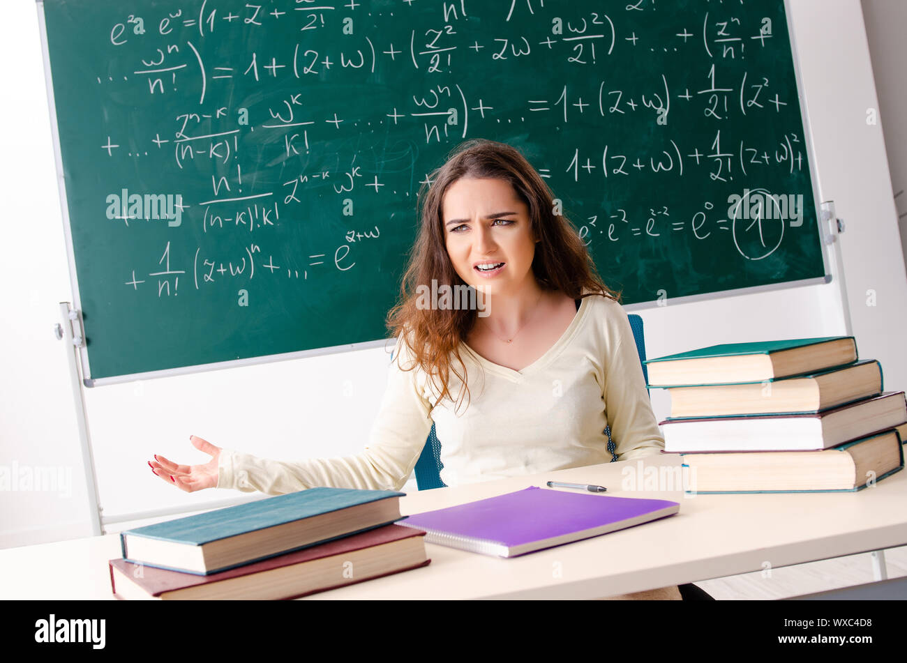 классному учителю математики. преподаватель по математики. молодые учительницы математики. молодая учительница. молодые учителя математики.