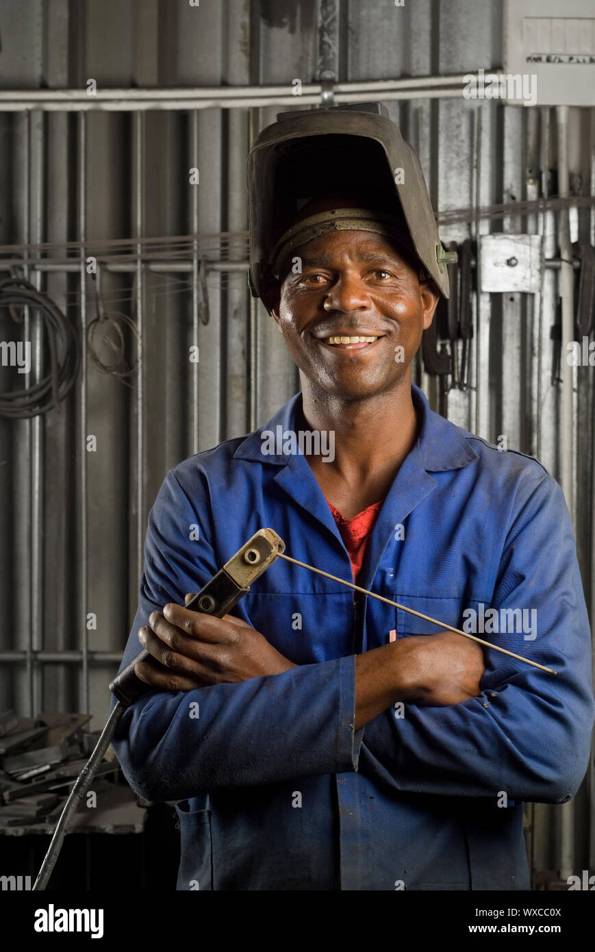 черный сварщик. мужчина сварщик. сварка фон. черный сварщик. негры на стройке.