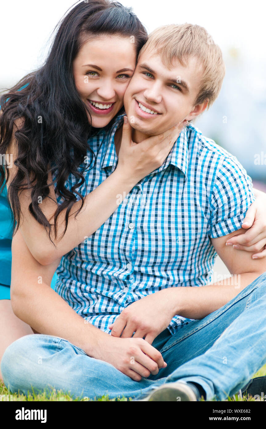 Portrait of a beautiful young happy smiling couple - green park outdoor ...