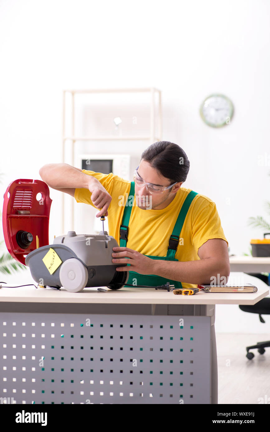 Man repairman repairing vacuum cleaner Stock Photo Alamy