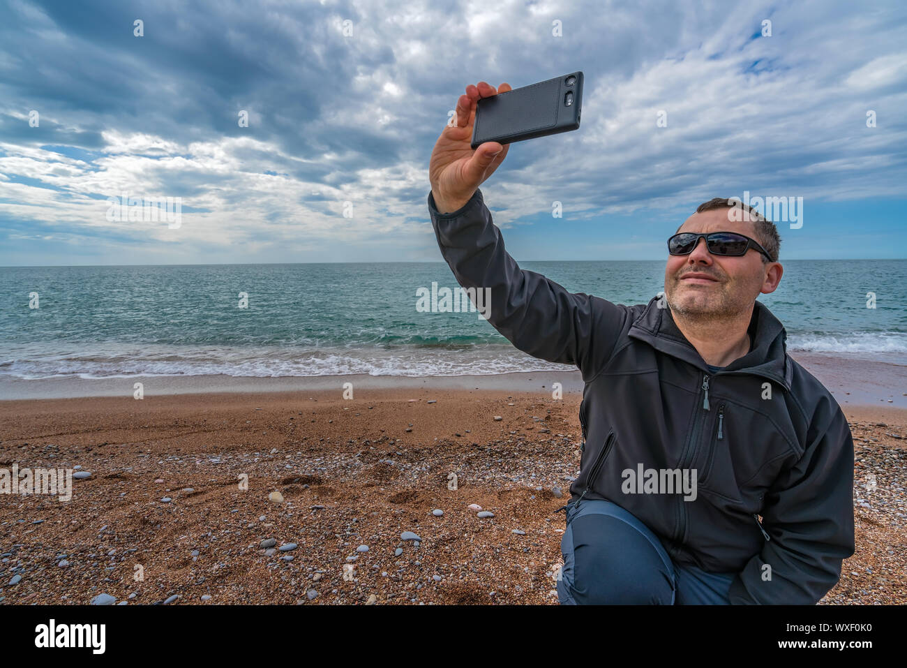Man taking smartphone selfie hi-res stock photography and images - Alamy