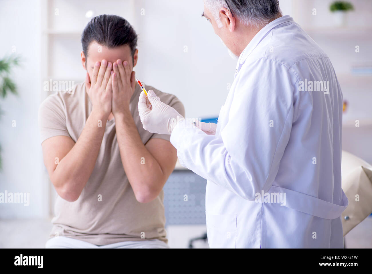 Male patient visitng doctor hi-res stock photography and images - Alamy