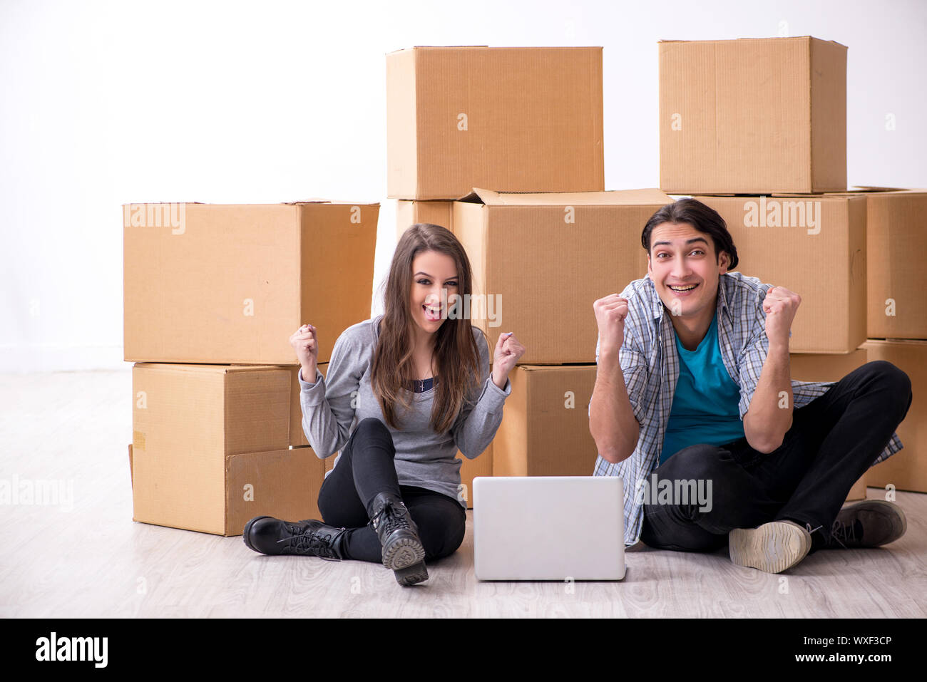 Young pair moving to new flat Stock Photo - Alamy