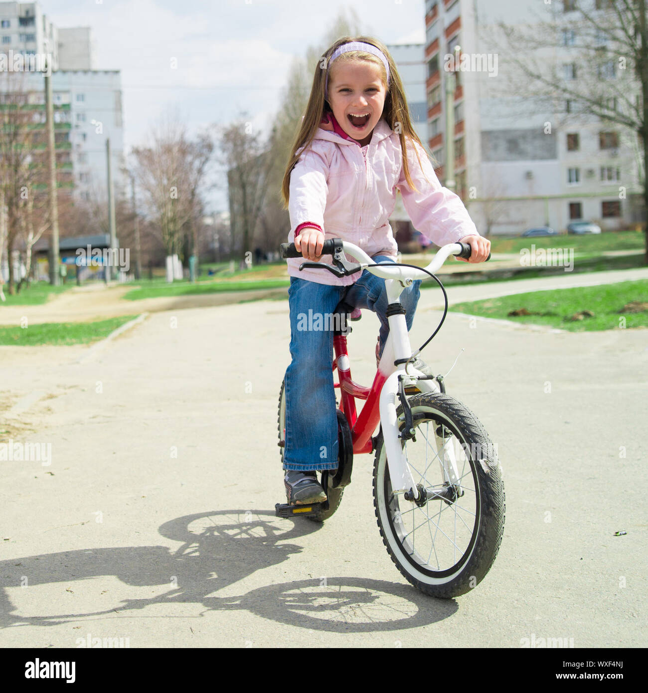 Как научить ребенка ездить на двухколесном велосипеде. Двухколесный велосипед для девочек. Как научиться кататься на велосипеде ребенку 12 лет девочке. Ребенок учится кататься на двухколесном велосипеде. Детский велосипед с ручкой чтобы научить ребенка кататься фото.
