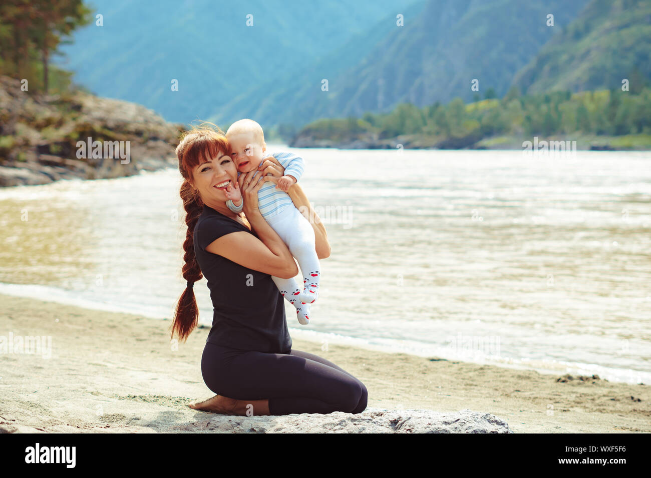 Несёт сестру на руках. Ребенок держит. Сын поднял маму. Поднять маму. Поднять маму.