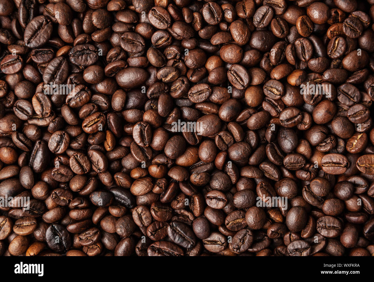 Roasted coffee beans background Stock Photo - Alamy