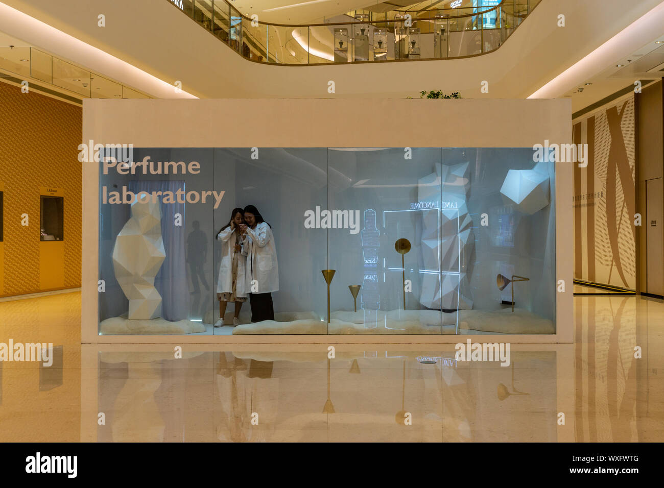 Shopping mall interactive luxury pop up perfume store Stock Photo