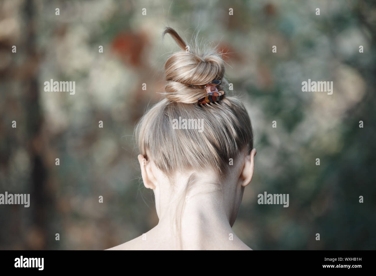 Rear view on the head of young woman outdoors Stock Photo - Alamy