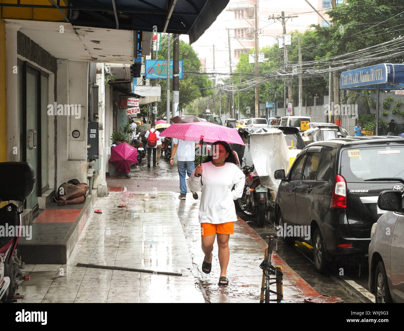 Manila, Philippines. 1st Jan, 2019. A woman holds an umbrella during the downpour.The southwest monsoon, locally known as habagat, will bring scattered rains over Metro Manila, Zambales, Mimaropa, Calabarzon and West Visayas according to PAGASA Weather Specialist Gener Quitlong. Credit: Josefiel Rivera/SOPA Images/ZUMA Wire/Alamy Live News Stock Photo